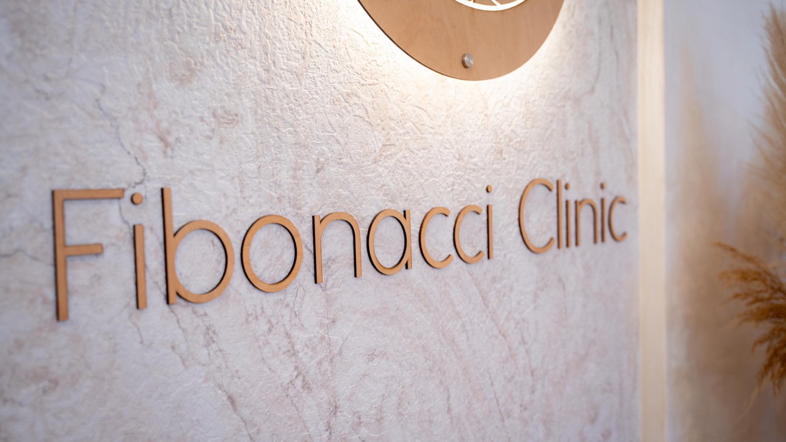 Nyugodt, világos klinikai hangulat növényi dekor elemmel