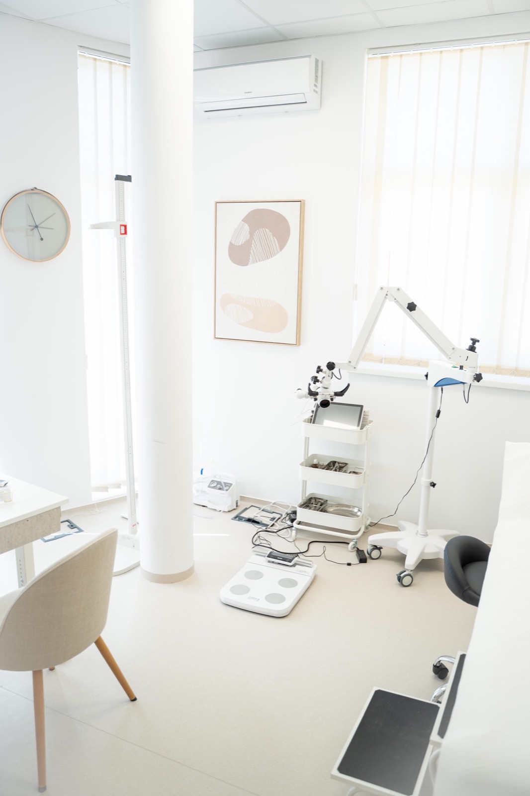 Modern klinikai vizsgálóhelyiség férfi fókuszú laborcsomagokhoz