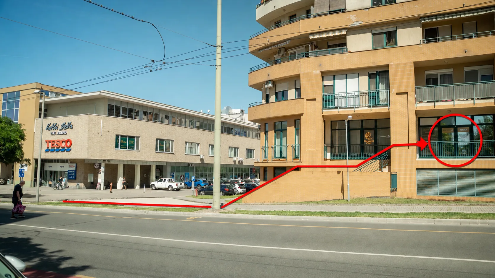 Utcakép a klinika környezetéről a Tesco melletti saroknál