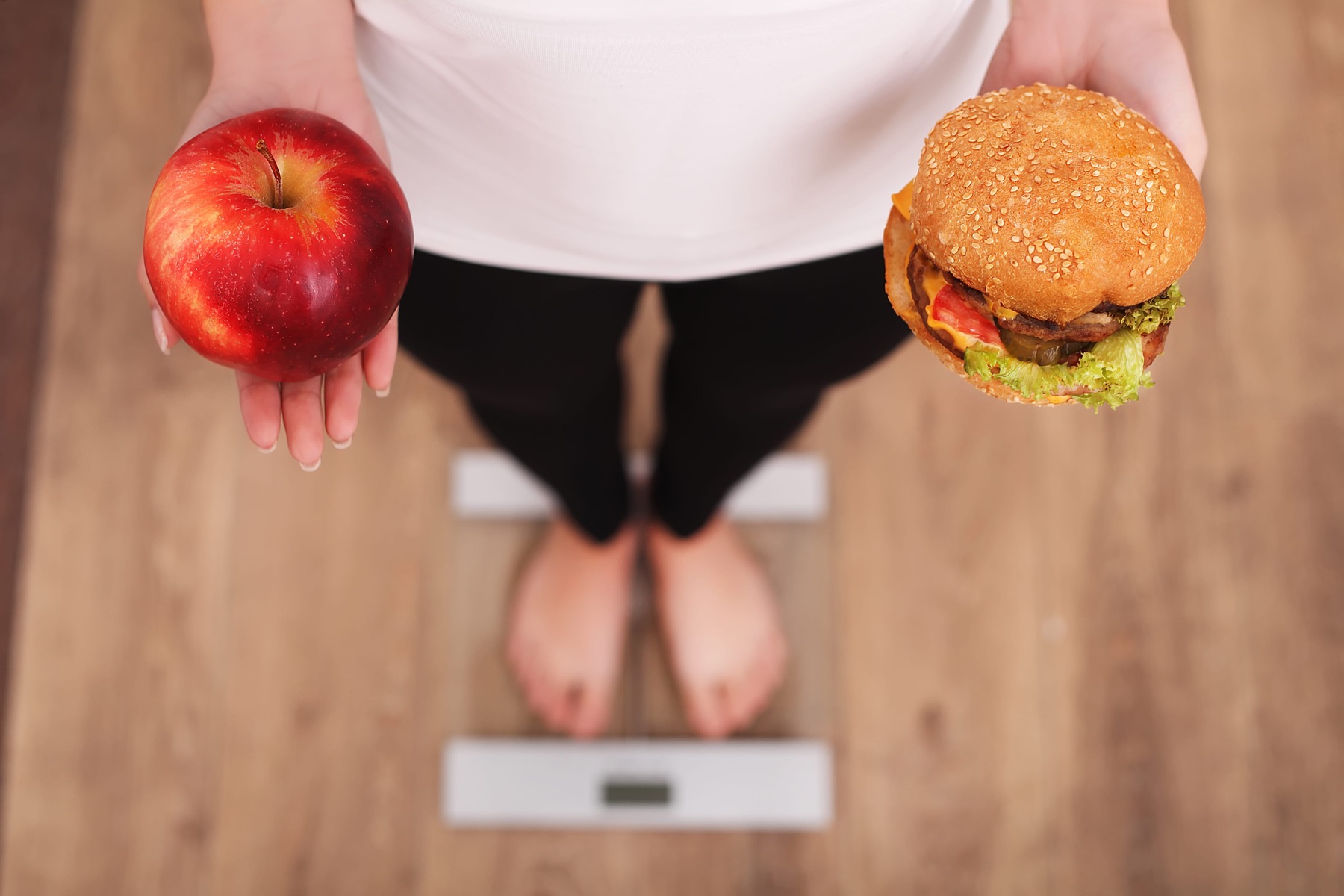 Egészségtudatos és gyorséttermi étel közötti választást bemutató hero kép obesitas programhoz